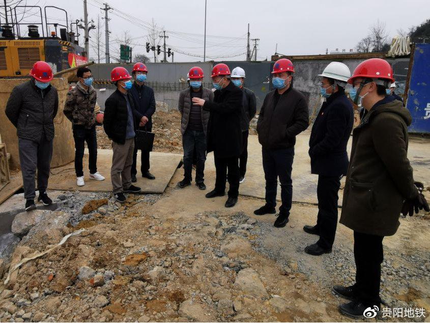 黃永輝主任在軌道2號線七機(jī)路口站工地檢查疫情防控及復(fù)工復(fù)產(chǎn)工作