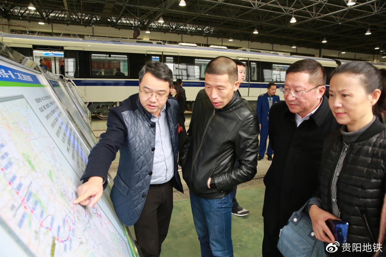 調(diào)研組在白云車輛段聽取市軌道集團項目建設(shè)建設(shè)和試運行工作情況匯報