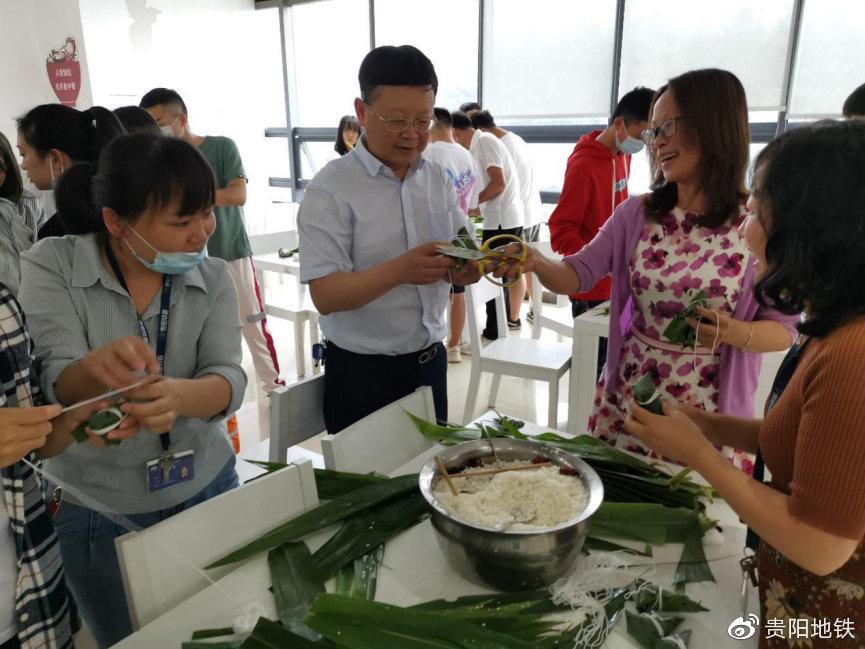 集團(tuán)工會主席周昊與職工一起包粽子