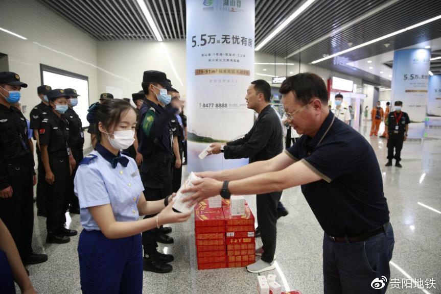 集團工會領(lǐng)導(dǎo)為地鐵一線員工送上慰問品