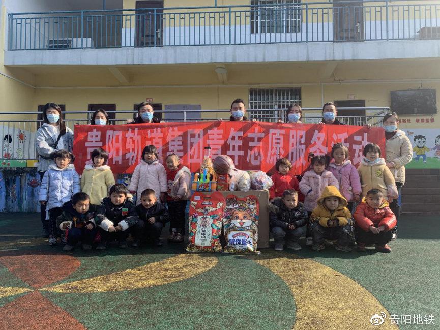 市軌道集團(tuán)青年志愿者在田興村幼兒園慰問(wèn)留守兒童