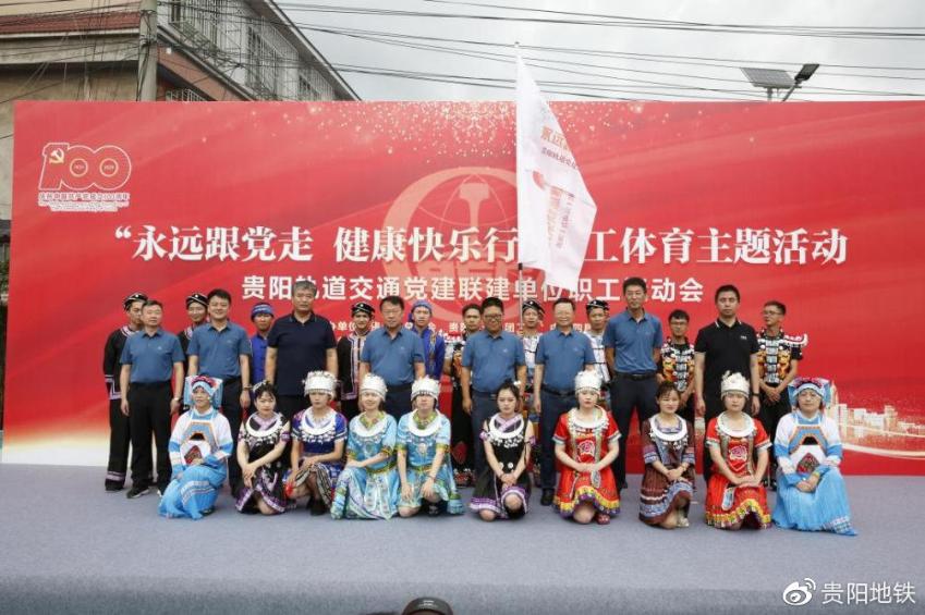 參加活動(dòng)領(lǐng)導(dǎo)與少數(shù)民族代表隊(duì)合影