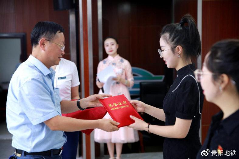 周昊為獲獎(jiǎng)選手頒獎(jiǎng)