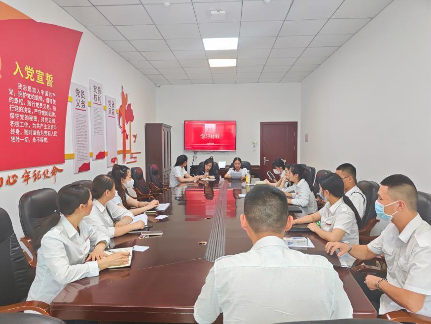 公交公司：BRT團(tuán)支部組織學(xué)習(xí)團(tuán)十九大精神