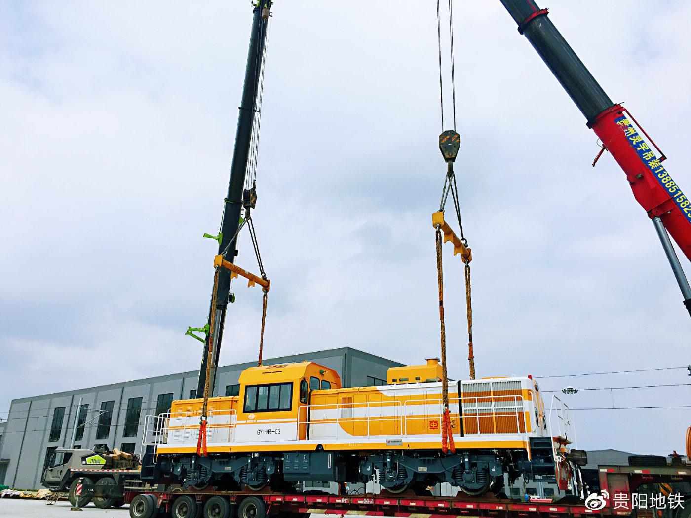 軌道2號線兩臺內(nèi)燃機車首次在麥架車輛段卸車
