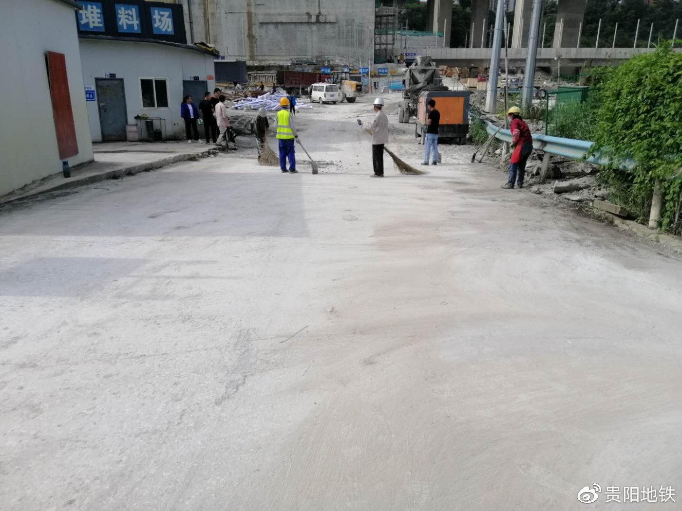森林公園站場內(nèi)道路清掃