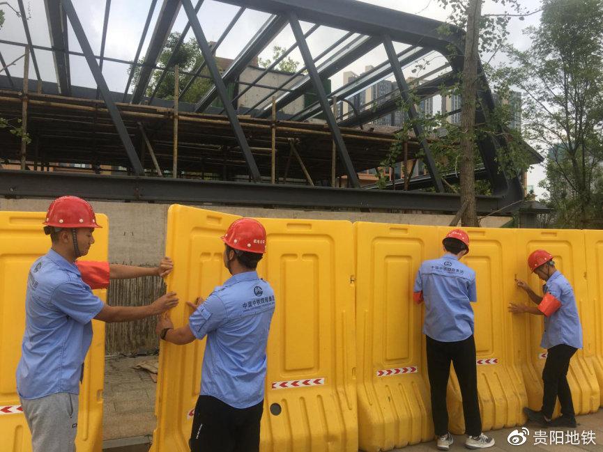 志愿者服務(wù)隊(duì)擺放水馬