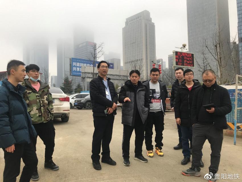 檢查組在國際生態(tài)會議中心站~陽關(guān)站區(qū)間美的悅?cè)焕镯?xiàng)目施工現(xiàn)場開展檢查